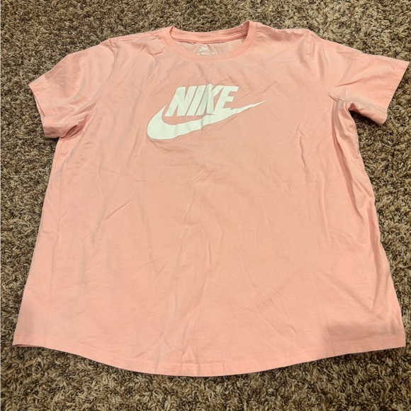 Nike bundle of 3 -
2 Tshirts and 1 zip up windbreaker - Picture 7 of 12